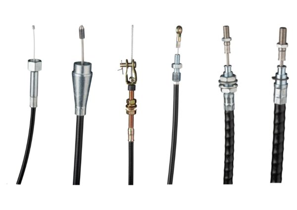 6 Zug-Kabel mit unterschiedlichen Endstücken auf weißem Hintergrund