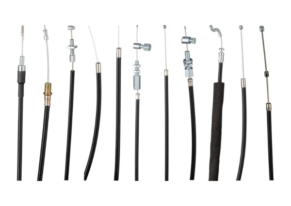 Verschiedene Bowdenzüge mit unterschiedlichen Endstücken und Ummantelungen für industrielle Steuerungen und mechanische Anwendungen